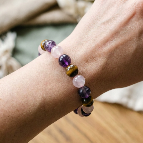 Edelstein-Kugelarmband aus Rosenquarz, Amethyst und Tigerauge am Handgelenk