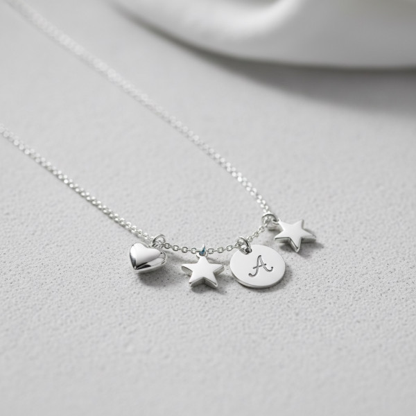 Kinderkette mit mehreren kleinen Anhängern wie Herz, Stern und Kreuz